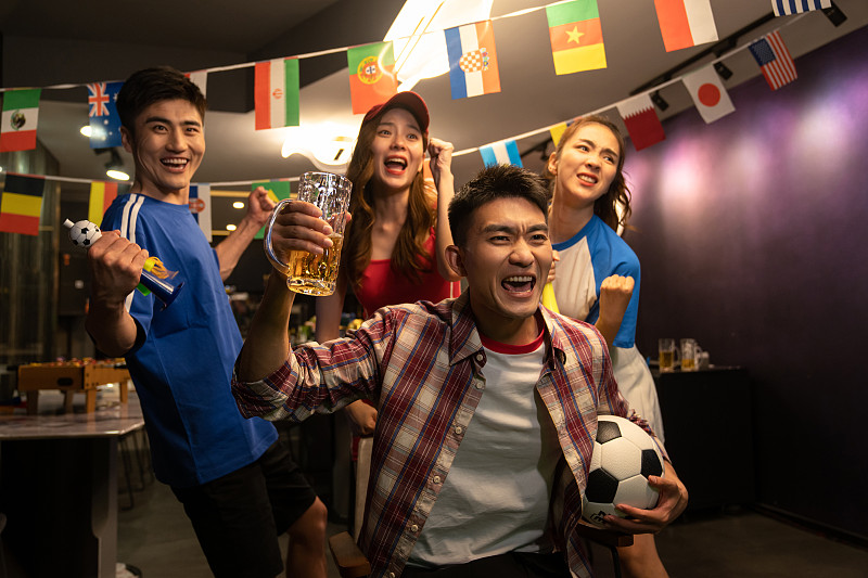 2025足球世俱杯-精彩比赛场面连连不断，球迷热情高涨