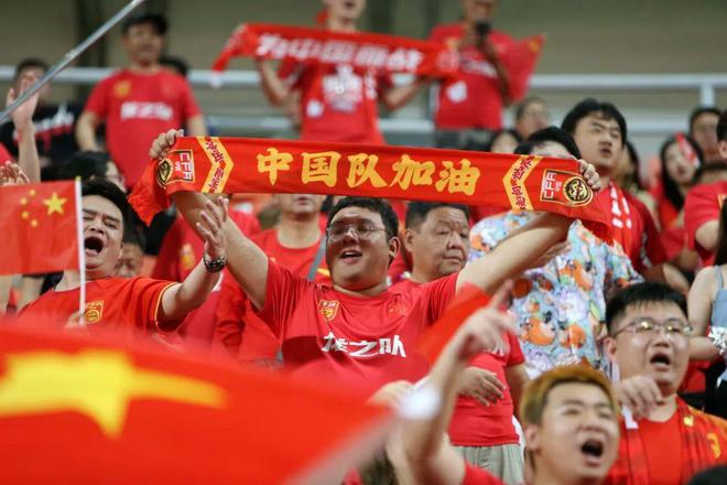 激情火爆：球迷热情支持为球队加油助威的简单介绍